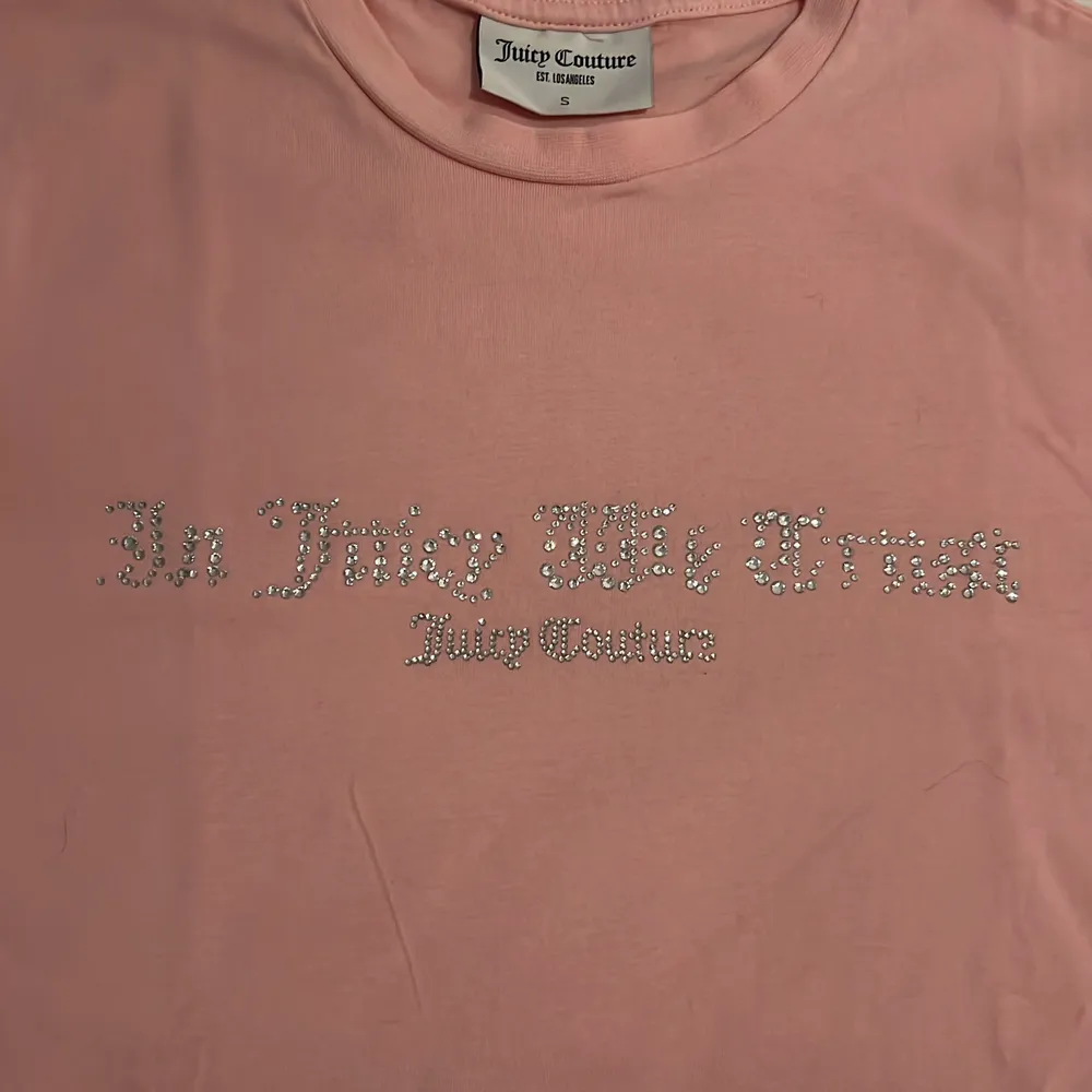 Jätte söt rosa T-shirt som aldrig används, storlek S men passar även XS. Skriv för fler bilder eller frågor. T-shirts.
