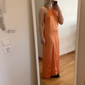 Helt ny Zara-klänning - Helt fantastisk klänning inköpt i facebookgruppen ”Labels we love”. Tyvärr för stor för mig. Helt ny med tags kvar, oanvänd av både mig och tidigare ägare. Säljer för 350kr eller 400kr inklusive frakt då den är ny. 