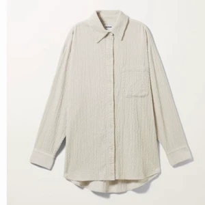Overshirt från Weekday - Superfin beige overshirt från Weekday i strl S, men passar dig som är mellan xs-L då den är oversized. Säljer pga får ej så mycket användning av den. Nypris ca 450💕💕
