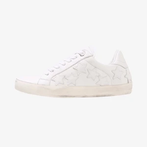 ZADIG VOLTAIRE SNEAKERS  - Sneakers från Zadig Voltaire. Nypriset på skorna är 2400kr.                                  Använda ca Max 3ggr. Köpt på deras egna hemsida, orginalkartong medföljer. Köparen står för frakt.                                                     (Slitningarna är en del av designen, dem var alltså där när jag fick hem dem)