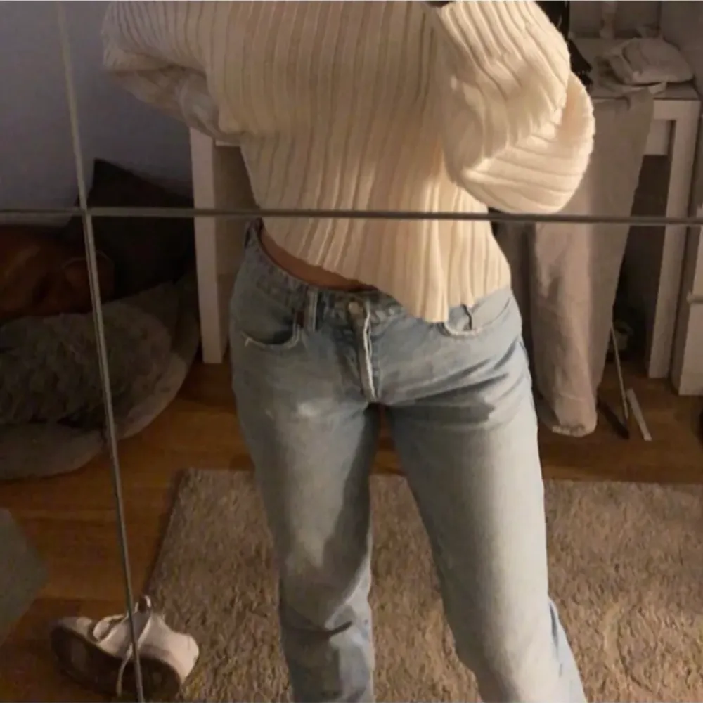 Zara jeans I modellen straight och mid waist. Storlek 38 på andra bilden (lånad bild)🤍 originalpris 349kr. Jeans & Byxor.