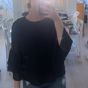 Blus från H&M, storlek S/M - Säljer denna fina blus jag använt en gång för 1 år sen och som aldrig kommit till användning efter dess. Super fin blus som jag säljer för 45kr. Köparen står för frakten eller mötas man upp i Uddevalla, Munkedal.💘