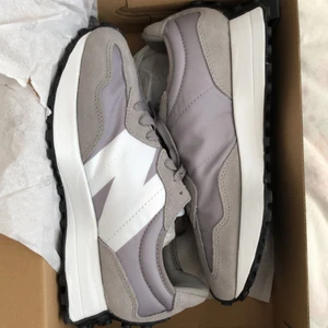 New balance 327 - Säljer ett par new balance 327 som köptes för några dagar sedan och aldrig har kommit till användning. Säljer de då jag insåg att jag helst föredrar platta sneakers på mig :/. De är i storlek 39,5 och är helt slutsålda överallt. Nypris är 1100, och jag säljer för 990kr.