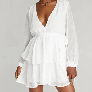 Studentklänning Princess Polly - Superfin studentklänning från princess polly! Storlek 8 vilket är storlek L, passar dock även M och eventuellt S då man kan knyta i midjan! Säljer då jag köpte två storlekar🙂 går lätt att sy ihop i urringningen om man vill det🙌🏻 slutsåld på hemsidan