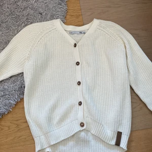 En stickad tröja i storleken 140 - Det  är en stickad tröja och den sticks inte.