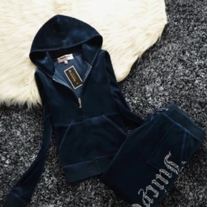 Juicy couture  - Säljer detta jätte snygga Juicy Coutre sätt ‼️LÅNAD BILD‼️ Säljs dock pga den inte kommit till användning.