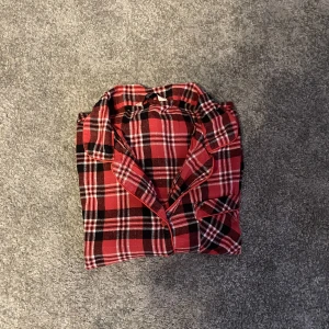 Pyjamas  - Super fin och slutsåld pyjamas både över och underdel finns. Bild 2,3 är samma pyjamas fast i en Annan färg skriv vid prisförslag eller ifall fler bilder önskas 🫶🏽