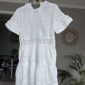 By Malina Felice Dress - Säljer nu sommarens finaste klänning. Passar perfekt till student/avslutning etc. Använd endast en gång, helt i nyskick! Nypris 2499kr, säljer för 900kr 😍