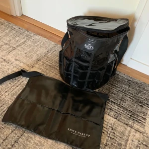 Sminkväska  - Hej jag säljer min sminkväska. Använde den bara i två veckor under min makeupartist kurs. Mycket bra skick❤️