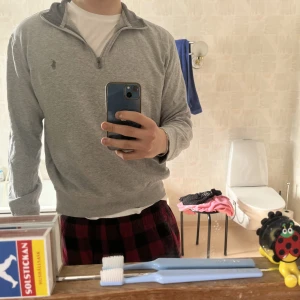 Polo Ralph Lauren halv zip  - Polo Ralph lauren halv zip i storlek M. Nästan helt ny Orginal pris 1499