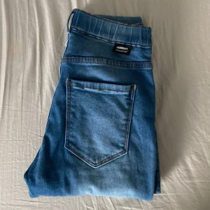 Jeans - Skinnyjeans med hål på knäna från Dr. Denim i fint skick! Säljer då de inte är min stil längre :)
