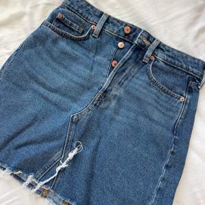 Jättesöt jeans kjol nu till sommaren, säljer den då den är för liten för mig. 