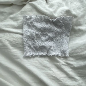 Vit tubetop  - Vit tubetop - passar inte och använder inte längre. 