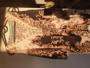 Snygg open shoulder top - En jättesnygg open shoulder top med snöring och fjädrar. St M-L