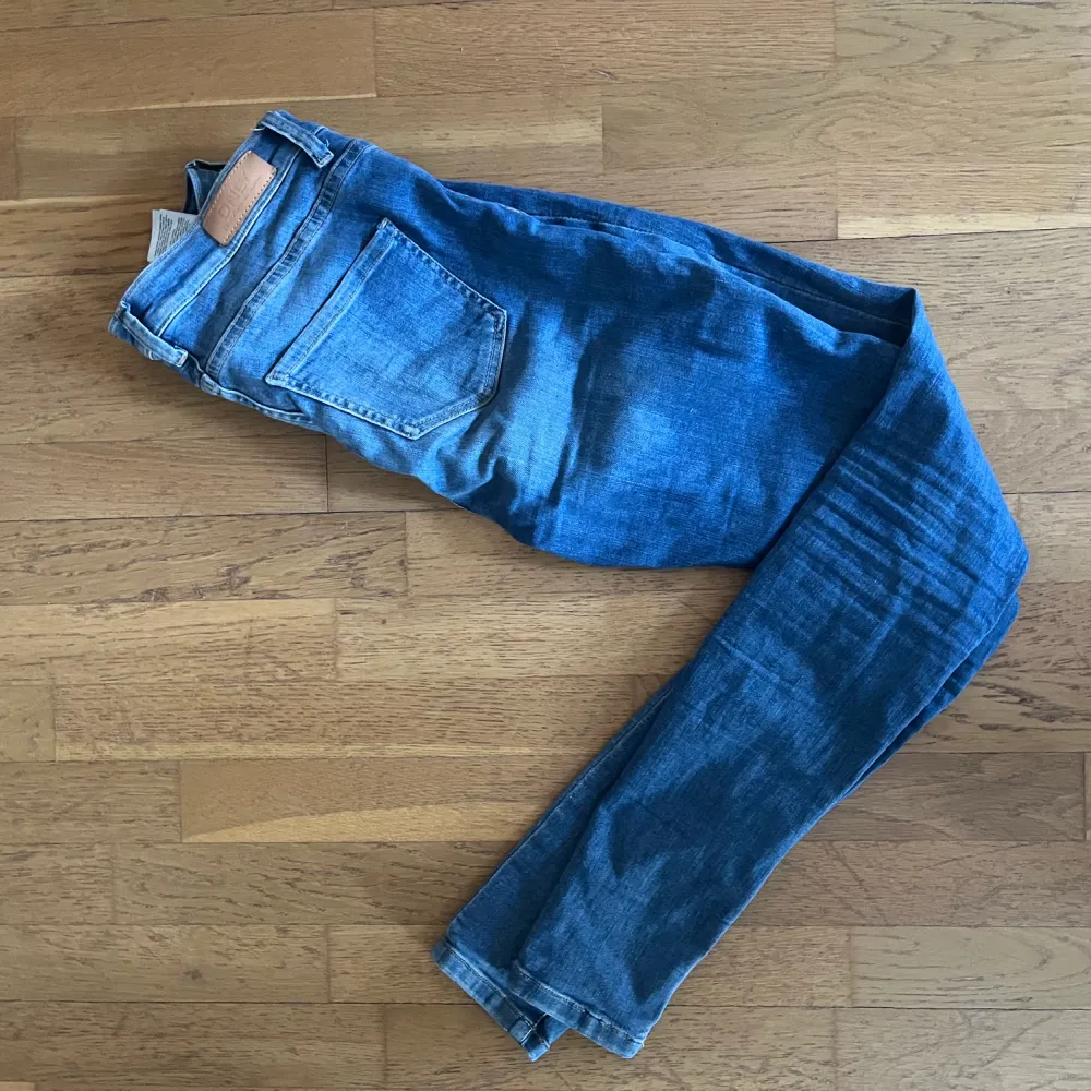 Fina jeans från only. Storlek 27/32. Passar S-M, mycket stretch och formar kroppen fint.  Skicka för fler bilder, köparen står för frakt 💗. Jeans & Byxor.