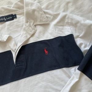 Ralph tröja - Jättegullig ralph lauren tröja jag tyvärr måste sälja då den är för liten! 