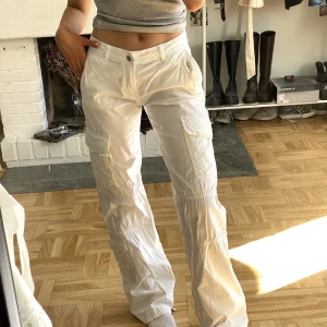 cargopants - vita lågmidjade cargopants från zara!