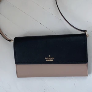 Kate Spade  - Helt oanvänd axelremsplånbok från Kate Spade.