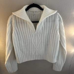 En snygg vit stickad tröja med halv zip från ASOS i storlek Xs. Priset kan diskuteras, skriv för fler billder. 💗🫶🏼