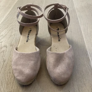 Rosa klackskor från Tamaris, 36 - Rosa klackskor från Tamaris i storlek 36. Endast använda 2 gånger!