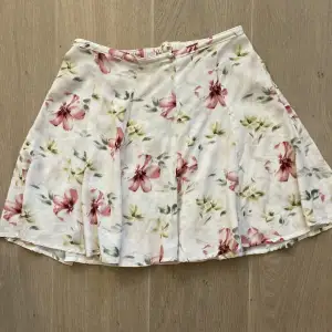 Blommig kjol från Hollister i storlek XS. Endast använd 2 gånger och i mycket gott skick!
