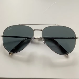 RayBan New Aviator - Silver/blå oanvända, helt nya. Nypris 1670:-
