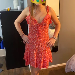 Blommig klänning - Rödblommig klänning från zara