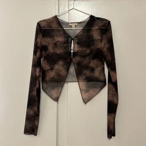 Croppad långärmad  - As snygg topp från H&M som aldrig kom till användning.. storlek S🤎 