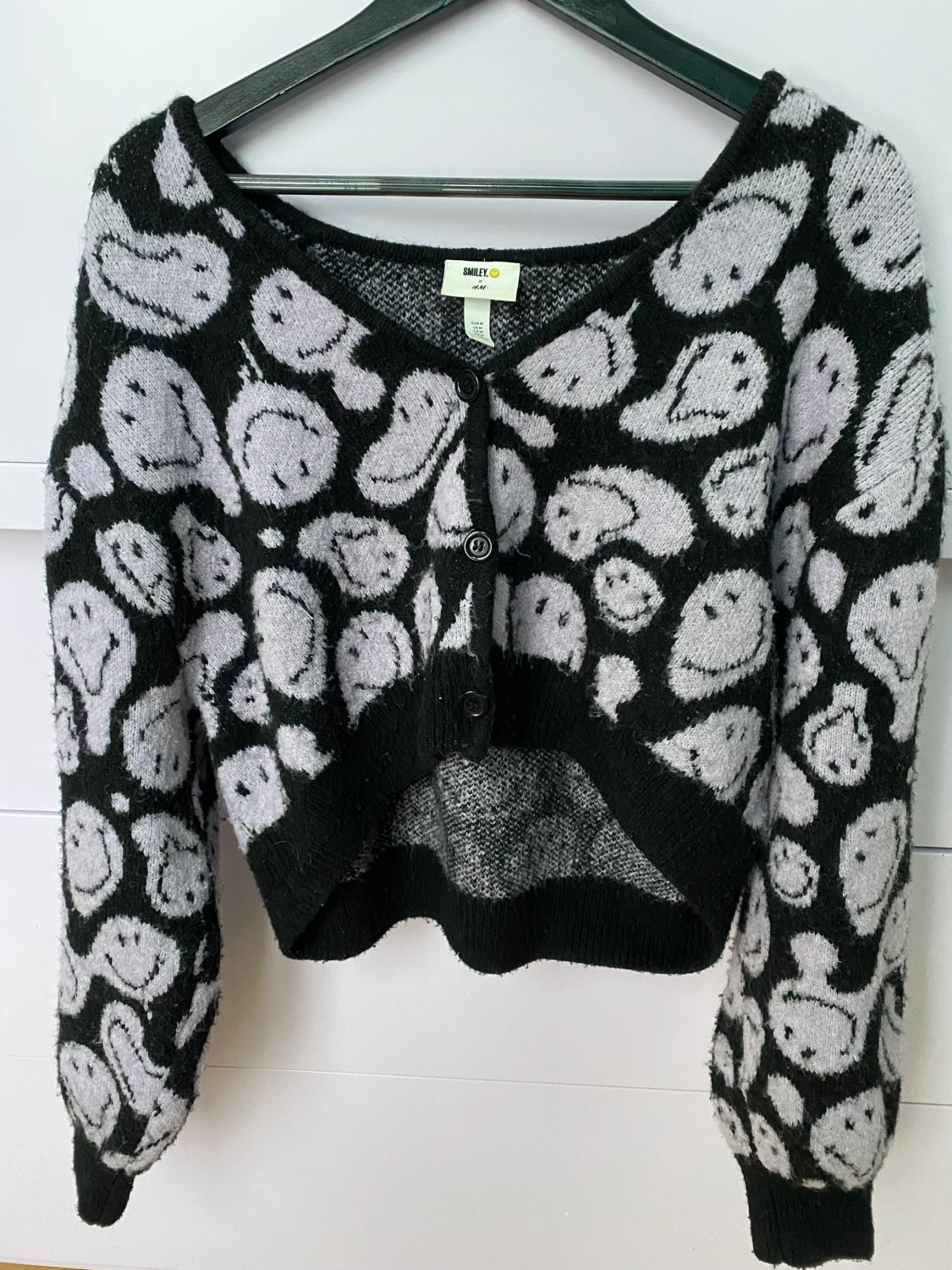 Stickad lila crop kofta med smileys