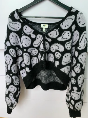 Stickad lila crop kofta med smileys - En trippy pastel goth kofta! Kan mötas upp i sthlm