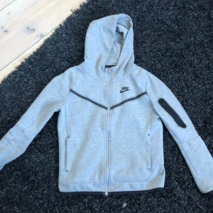 Nike tech fleece  - En fin Nike tech fleece inte nopprig fint skick !!