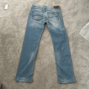 Lågmidjade armani jeans - Skit snygga låg midjade armani jeans. Bootcut/ straight färgen syns bäst på andra bilden. Säljer de för de är lite försmå och för korta. Strl 30 på lappen men skulle säga 28/29 snarare italensk strl därför liten i storlek. Längd typ 32/34 insom 100 ish