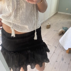 Svart kjol  - Säljer min svarta kjol från Chelsea, så fin o perfekt nu inför sommaren💕