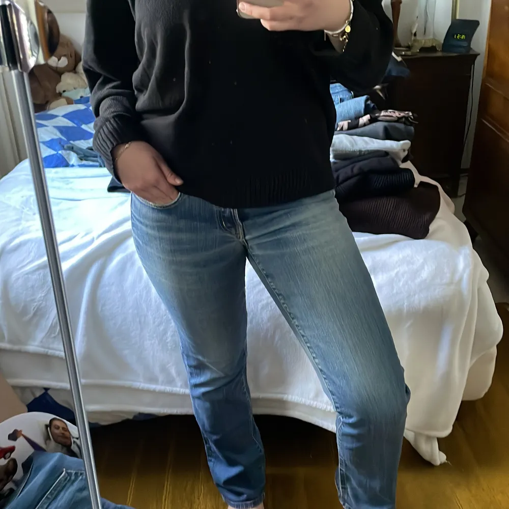 Ett par skitfina ljusblåa jeans från Cue i storlek 40. Lågmidjade och modellen straight (på mig ligger de lite bootcut). Färgen är jättefin och fickorna är lite coola! Har så mycket jeans att jag måste bli av med vissa par :( RESERVERADE!!!. Jeans & Byxor.