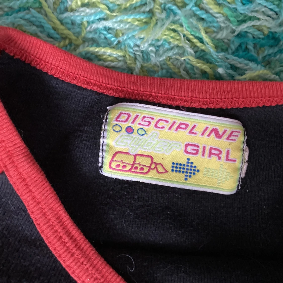 Svart och röd långärmad tröja - 90