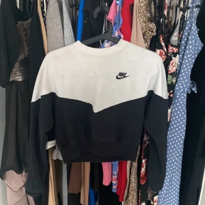 Nike  - Köpt från Nike,använde inte den lite kort 