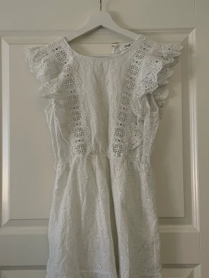 Studentklänning vit klänning - Superfin vit miniklänning som till exempel kan bäras på studenten eller bara till sommar! Så fin men var tyvärr för liten för mig :( 