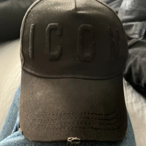 Svart Dsquared 2 ICON keps - En svart Dsquared 2 keps one Size. Skick 7/10 nypris 1400kr