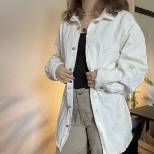 Jeansjacka med tryck - Vit jeansjacka Zara Tryck på ryggen Oversize L Kvinnlig modell 160cm Manlig modell 195cm Skriv dm för frågor och bilder