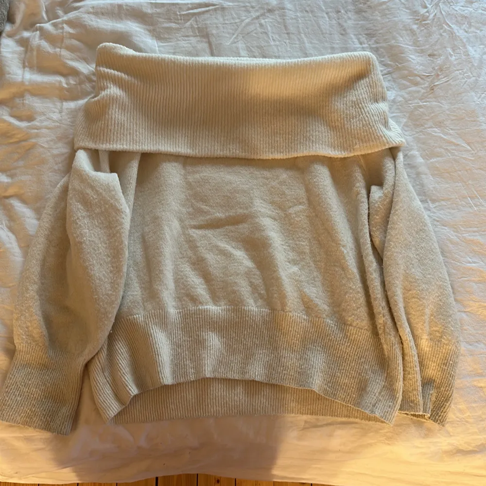 Säljer denna fina off-shoulder tröjan i gräddvitt då den tyvärr är för stor för mig. Sparsamt använd!💕 (Säljer en även i grått!). Stickat.