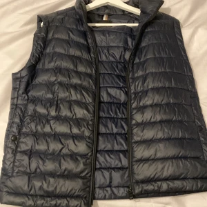 BOSS Väst  - Säljer min boss väst knappt använd då jag inte använder väst  Nypris 2000kr