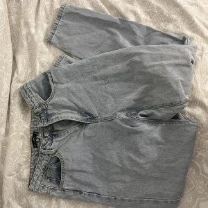 Missguided Jeans - Raka jeans från missguided i storlek 38. Sitter väldigt smickrande upptill över midja och rumpa och är helt raka i benen! 