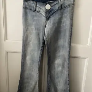 Super snygga jeans men använder knappt !! Waist 30 skulle säga s-m de är stretchiga så passar många ! De är rätt långa ! 