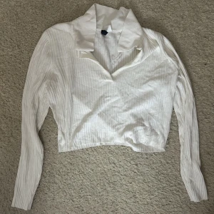 Collared ribbed top - Säljer min H&M top eftersom har haft på mig den 2 gånger och tycker inte göra det mer☺️