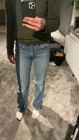 Blå jeans - Blå super fina zara jeans! Dom är midwaist så dom sitter under naveln, dom sitter helt perfekt båda bak och fram! Har ett hål i fickan som man ser på bild två och lite sönder som ni ser på bild tre. Annars helt perfekt