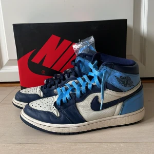 Air Jordan 1 Retro High Obsidian UNC - Hej. Säljer nu mina Obsidians som jag använt i ungefär 1 år. Box och snören tillkommer. Dem är 100% äkta. Jag köpte dem för 4500kr helt nya. Bara att fråga om fler bilder. 