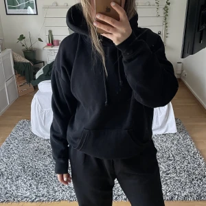 Svart hoodie - Svart hoodie från BikBok, jätteskön och väl använd. Perfekt luva!