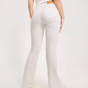 Vita utsvängda jeans - Så sjukt snygga men har knappt använt och säljer de därför, syns lite att den är använd men inte mycket!