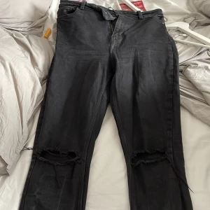 Jeans med hål - Svarta jeans med hål på knän