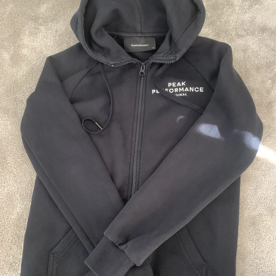Peak performance hoodie storlek xs